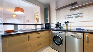 Fridge, microwave, oven, dishwasher - Mshome Casa Maria Málaga (Malaga)