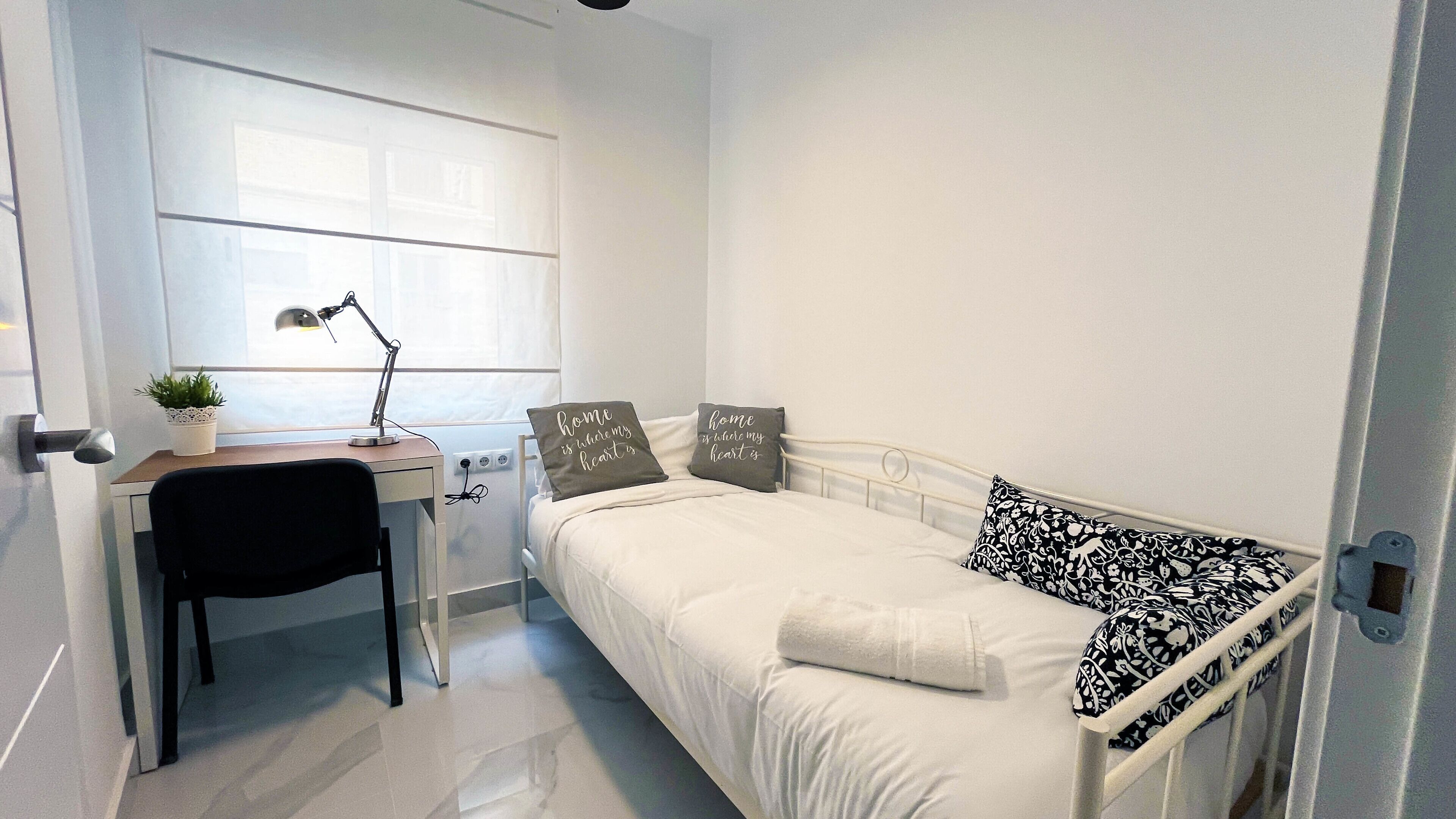 Schreibtisch, Bügeleisen/Bügelbrett, Reisekinderbett, kostenloses WLAN