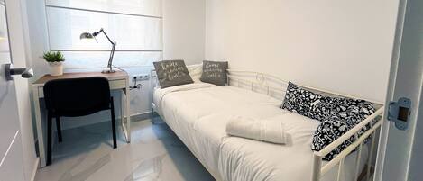 Bureau, fer et planche à repasser, lit de bébé portatif