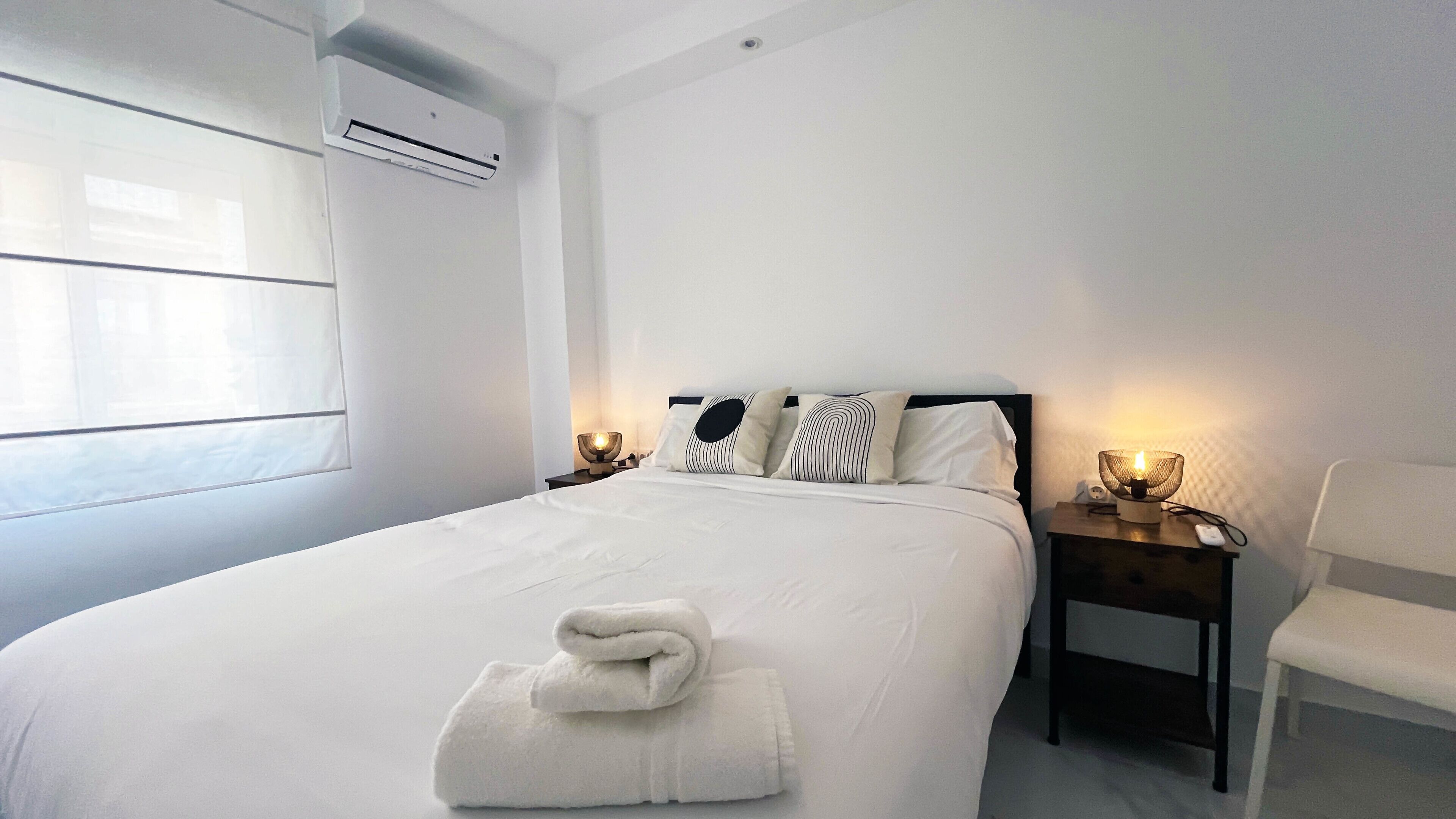 Escritorio, tabla de planchar con plancha, cuna de viaje y wifi gratis 