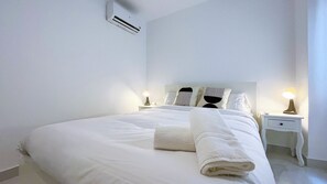 3 habitaciones, escritorio y tabla de planchar con plancha 