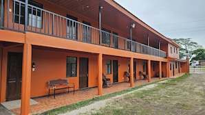 Um edifício de dois andares com uma varanda no andar superior.