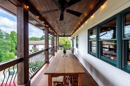 Top-floor studio with golf-view shared balcony & outdoor TV - near Lake Oconee