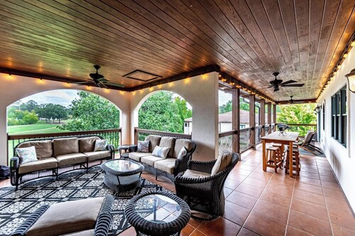 Top-floor Lake Oconee condo with fairway-view balcony, full kitchen