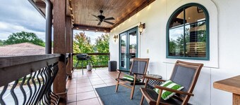 Top-floor Lake Oconee condo with fairway-view balcony, full kitchen