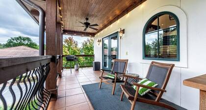 Top-floor Lake Oconee condo with fairway-view balcony, full kitchen