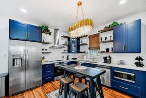 Fridge, microwave, oven, stovetop - *Brand New* Romantic 1BR Chateau on 5 acres Near Samsung in Taylor (Taylor)