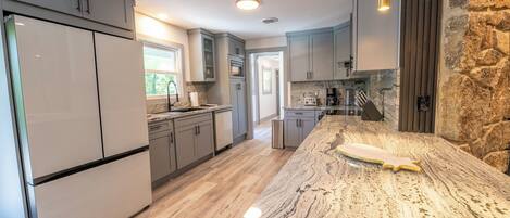 Refrigerador, microondas, horno y parrilla de estufa