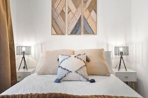 4 habitaciones, tabla de planchar con plancha, cuna de viaje y internet