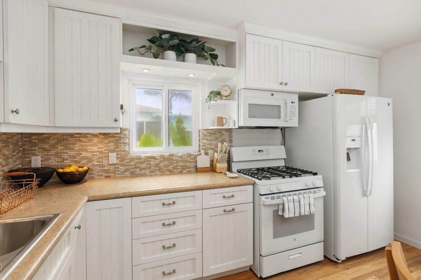 Coffee/tea maker, fridge, microwave, oven