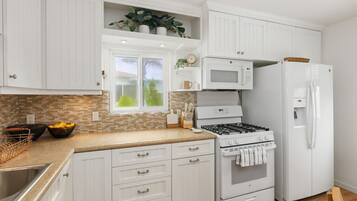 Coffee/tea maker, fridge, microwave, oven