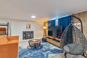 Télévision, cheminée, baby-foot