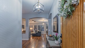 Ein modernes Interieur mit Holzboden, einer Küchenzeile und einem Wohnbereich mit Sofa.