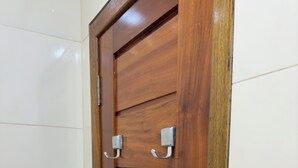 A wooden door with a handle and a metal latch. - FLAT IN ALTER DO CHÃO (Alter do Chão)