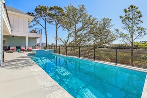 A heated pool - New in 2025, Oceanfront, Private Pool, Elevator, Views, Dog Friendly (Hilton Head Island)