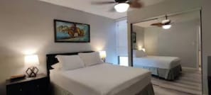 2 habitaciones, tabla de planchar con plancha y cuna de viaje