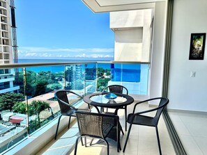 Outdoor dining - Beachfront Apartment in Santa Marta - Special Promotion for groups  (Gaira)