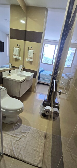 Towels, soap, toilet paper - Beachfront Apartment in Santa Marta - Special Promotion for groups  (Gaira)