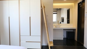 Unclassified image, 4 of 19, button - Unplug Anguk (Seoul)