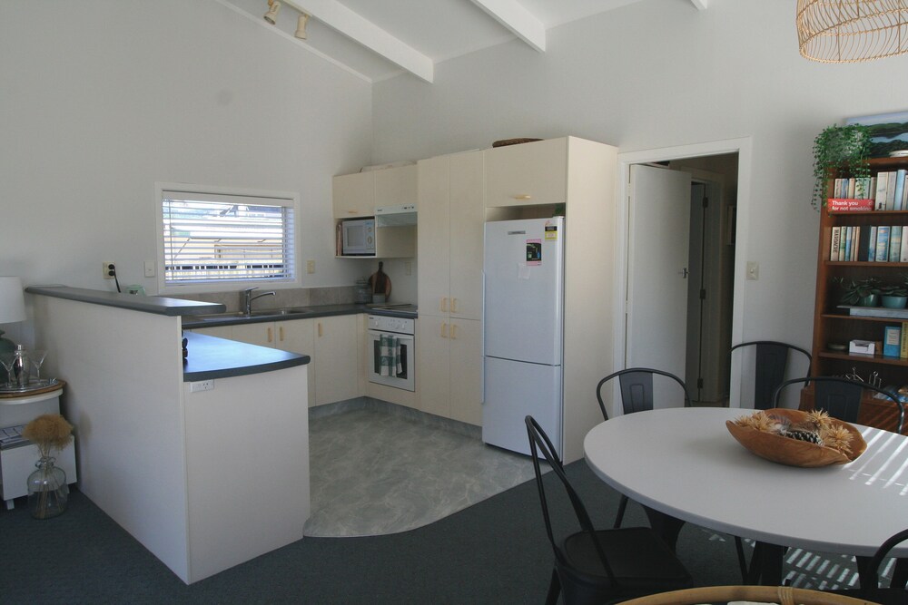 3BR Spacious Home Near Surf Club with Deck Whangamata Stayz