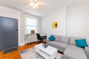 Smart TV, books - Two townhomes in Pittsburgh's Lawrenceville. King beds. Restaurants. (Pittsburgh)