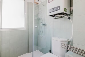 Secador de cabelo, toalhas de banho