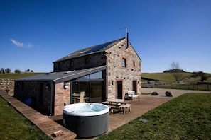 Terrace/patio - Sheepfold Barn -  a cottage that sleeps 8 guests  in 4 bedrooms (Motherby)
