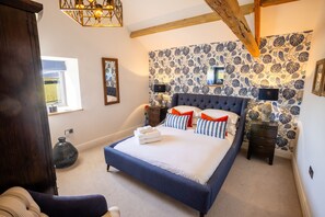 4 bedrooms, iron/ironing board, free WiFi, bed sheets