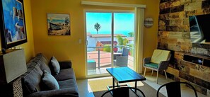 Smart TV - Relaxing, Beach Front Escape
EV Charger Level 2 on-site ⚡️(power outlet only) (Plaza del Mar)