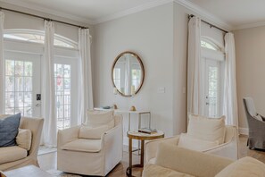 Una Smart TV, una chimenea