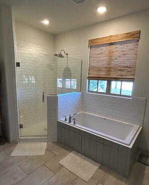 Shower, jetted bath, towels, soap - Modernized 4 BR Farmhouse. Close proximity to I-35. Only 20 minutes to OKC. (Edmond)