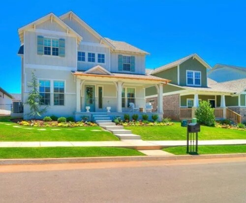 Modernized 4 BR Farmhouse. Close proximity to I-35. Only 20 minutes to OKC.
