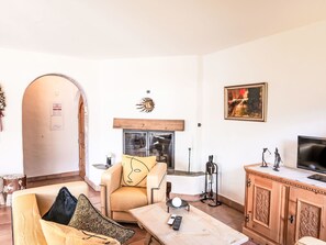 Una televisión, una chimenea