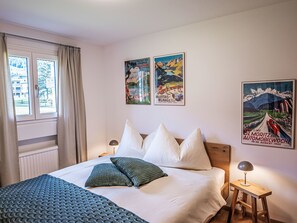 2 bedrooms, iron/ironing board, WiFi