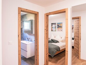 2 bedrooms, iron/ironing board, WiFi