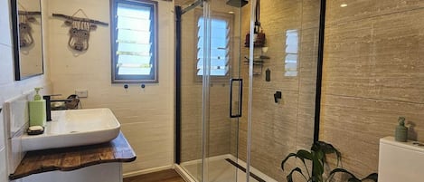 SĂšche-cheveux, serviettes fournies, savon, papier toilette