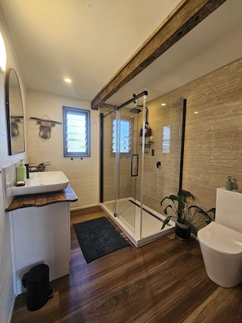 Hair dryer, towels, soap, toilet paper. Barn on the Burnett,
Mundubbera