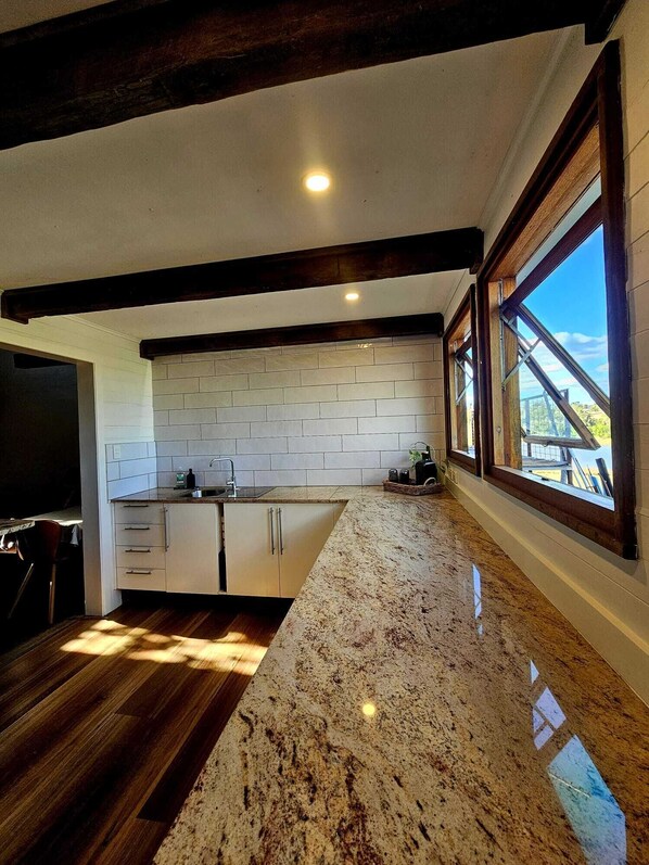 Een koelkast, een microgolfoven, een oven, een waterkoker