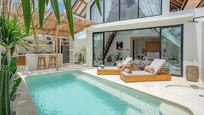 A modern house with a pool, sun loungers, and a bar area. - 7Seas Bingin (Pecatu)