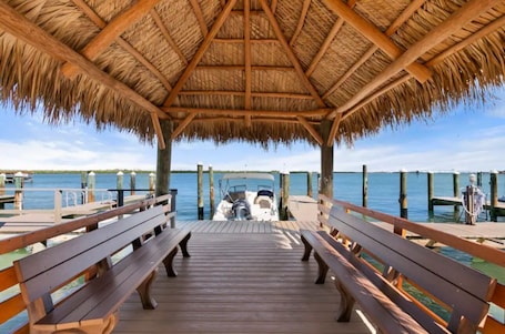 Property grounds. New 2024- Luxury Poolside Condo in charming Marco Island