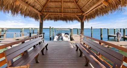 New 2024- Luxury Poolside Condo in charming Marco Island