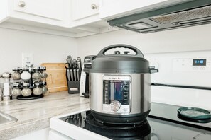 Microondas, horno, placa de cocina, lavavajillas