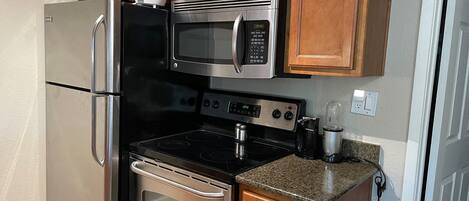 Réfrigérateur, micro-ondes, four, plaque de cuisson