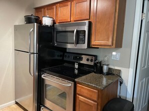 Fridge, microwave, oven, stovetop - Cozy 1 bedrm condo w Fitness rm Pool Washer/dryer WiFi in charming Scottsdale (Scottsdale)