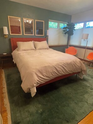 3 habitaciones, escritorio y tabla de planchar con plancha 