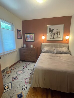 3 bedrooms, desk, iron/ironing board, travel cot