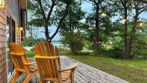 Charming 2-bedroom cottage with barrel sauna and river view