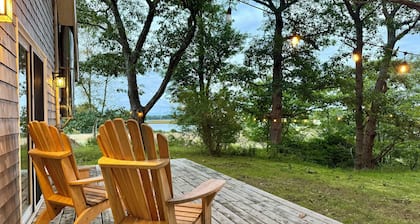 Charming 2-bedroom cottage with barrel sauna and river view