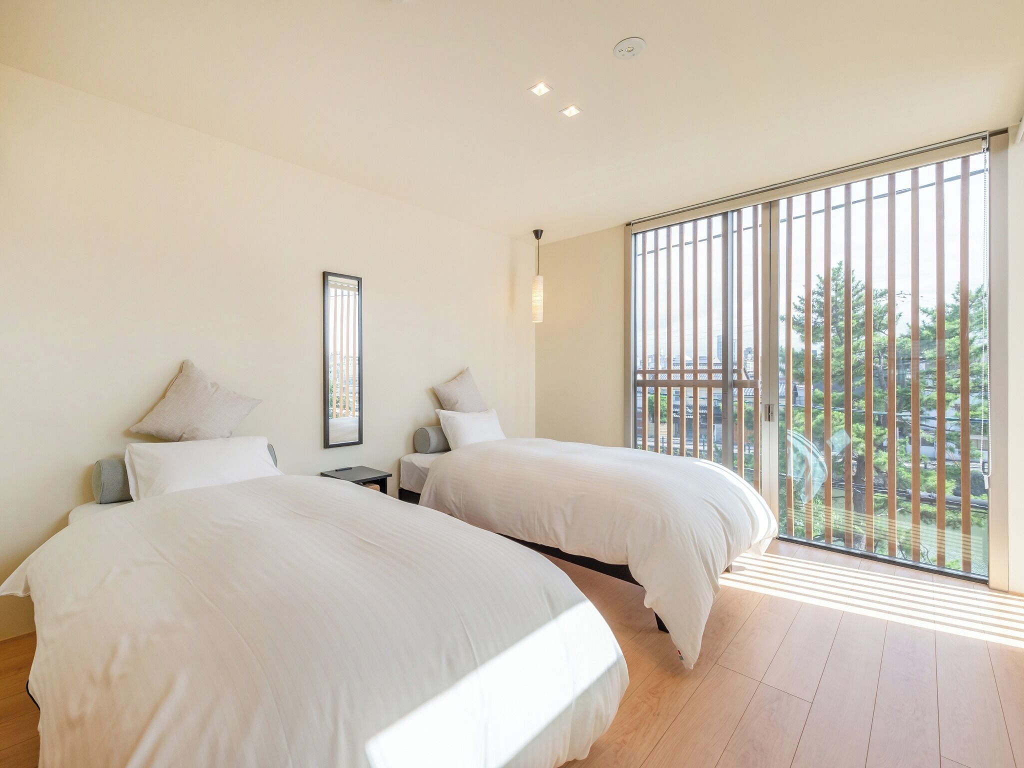 2 habitaciones, escritorio, tabla de planchar con plancha y wifi gratis 