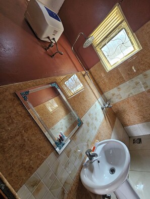 Shower, hair dryer, towels - Quiet Apartment with Fast Wifi - Kisaasi Kampala (Kampala)